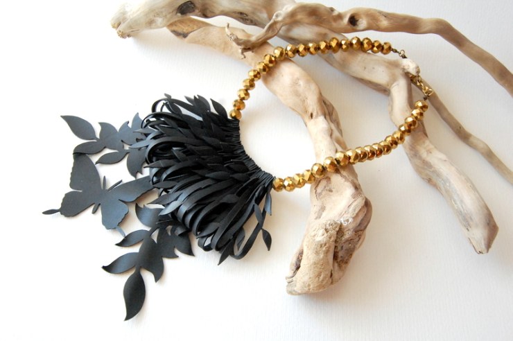 Collana con farfalla e foglie oro in camera d'aria riciclata di Camilla Pietropaoli