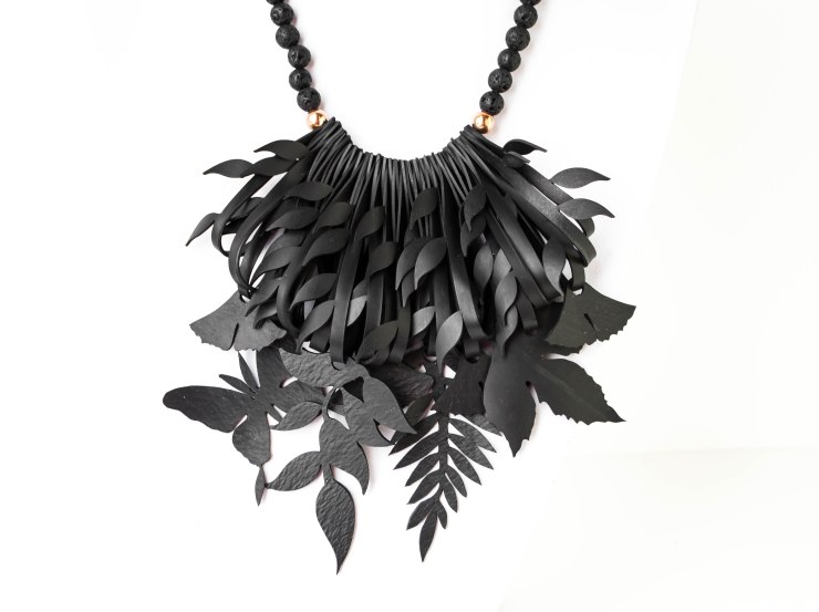 collana-felce-farfalla-pietra-lavica-orizz-bianco2