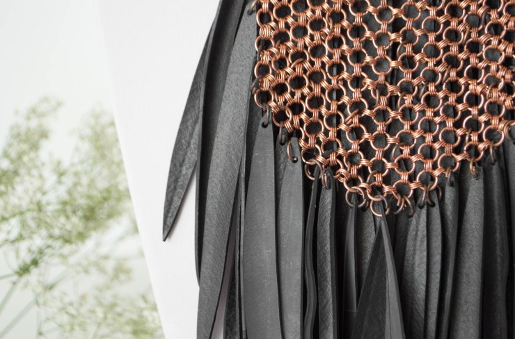 collana_lunga_piume_gallo_dett2