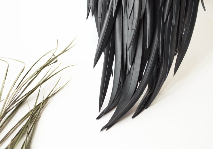 collana_lunga_piume_gallo_dett3